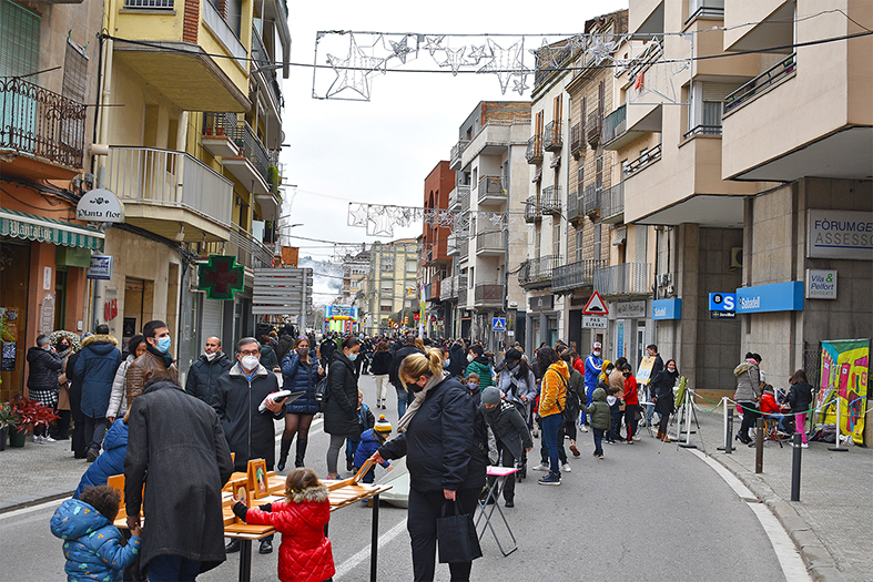 Ambient de la Fira d’Entitats i Fira de Nadal de Súria a l’illa de vianants del centre urbà .