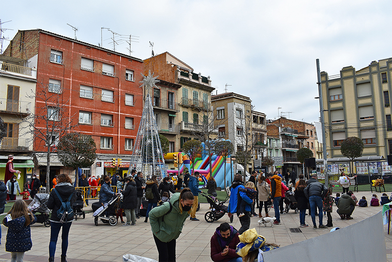 Ambient de la Fira d’Entitats i Fira de Nadal de Súria a la plaça de la Serradora.