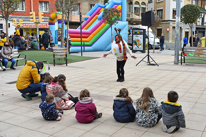 Sessió de conta-contes a la plaça de la Serradora, durant la Fira d’Entitats i Fira de Nadal de Súria.