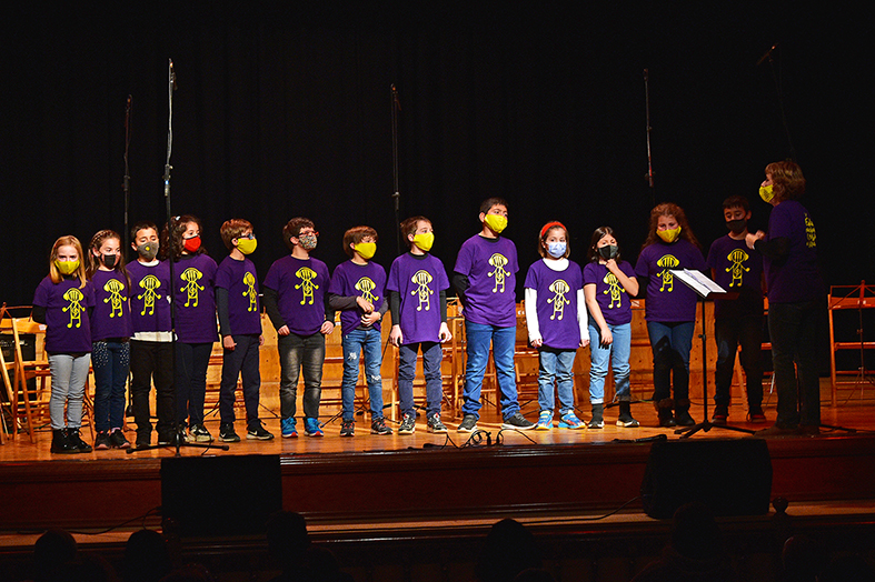 Actuació del concert de Nadal de l'Escola Municipal de Música, a la sala d'actes de la Residència Bell Repòs.
