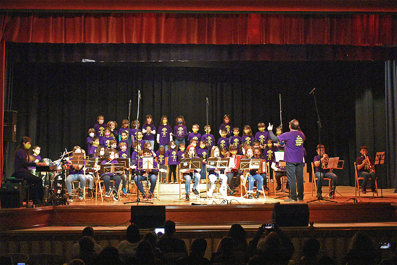 ActuaciÃ³ del concert de Nadal de l'Escola Municipal de MÃºsica, a la sala d'actes de la ResidÃ¨ncia Bell RepÃ²s.