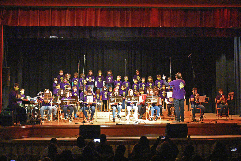 Actuació del concert de Nadal de l'Escola Municipal de Música, a la sala d'actes de la Residència Bell Repòs.