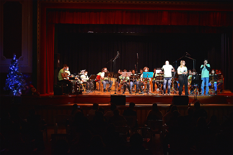 Actuació del concert de Nadal de l'Escola Municipal de Música, a la sala d'actes de la Residència Bell Repòs.