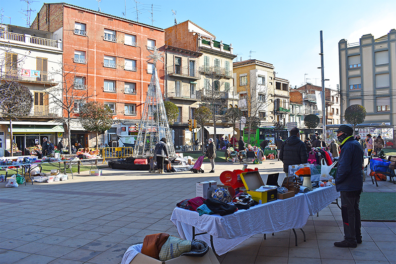 Represa del mercat Suriatrastos a la plaça de la Serradora.