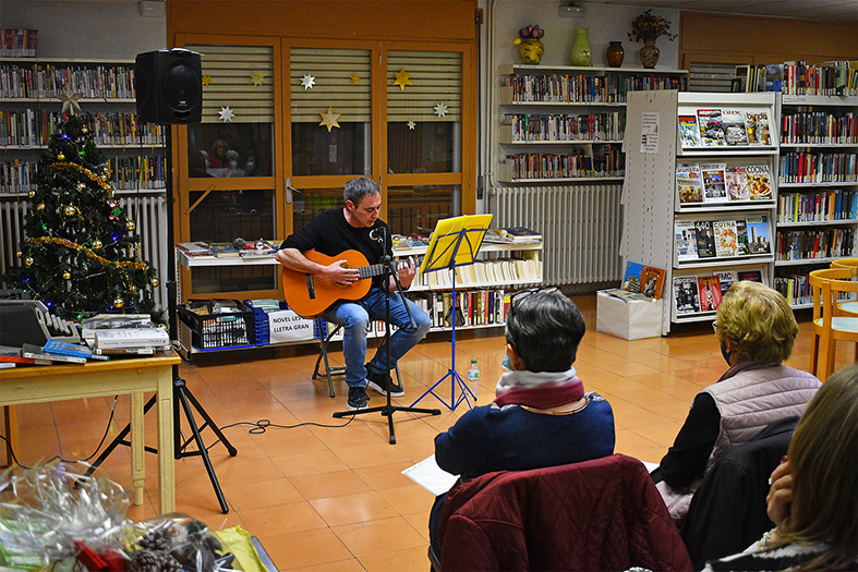 Any 2021 - InterpretaciÃ³ musical de poemes de Salvador Perarnau a la Biblioteca PÃºblica, a cÃ rrec de David Requena.
