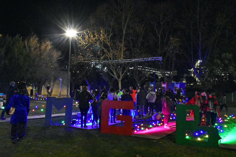Cues de visitants per saludar els Reis d'Orient al Campament Màgic del Parc Municipal Macary i Viader.