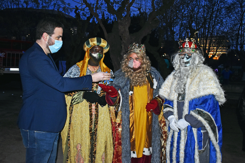 L'alcalde Albert Coberó lliura les claus de les llars de Súria als Reis d'Orient, al Campament Màgic del Parc Municipal Macary i Viader.