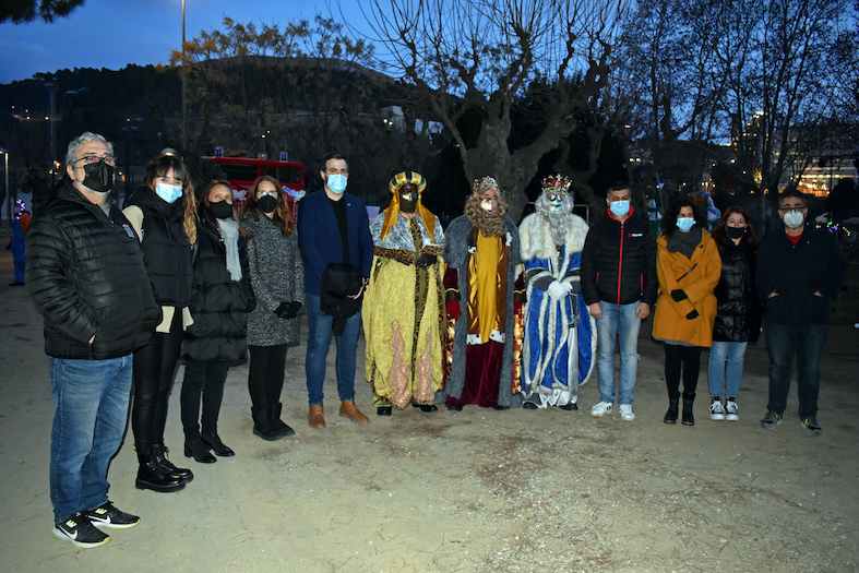 Els Reis d'Orient, amb l'alcalde Albert Coberó i una representació de la corporació municipal, al Campament Màgic del Parc Municipal Macary i Viader.