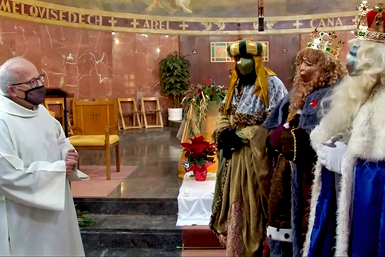 Visita dels Reis d'Orient a l'Església Parroquial de Sant Cristòfol (imatge del canal de la Cavalcada de Reis a YouTube).