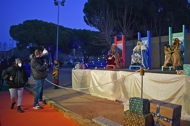 Els Reis d'Orient saluden un infant al Campament Màgic del Parc Municipal Macary i Viader.