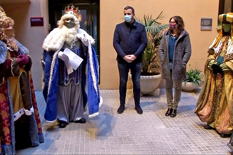 L'alcalde Albert Coberó i la regidora de Festes, Alba Santamaria, amb els Reis d'Orient, en la recepció celebrada a la Casa de la Vila (imatge del canal de la Cavalcada de Reis a YouTube).