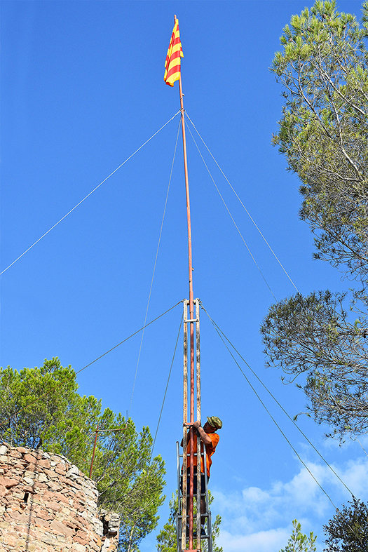 La senyera de la Torre, després de ser hissada en l'acte central de l'Onze de Setembre a Súria.