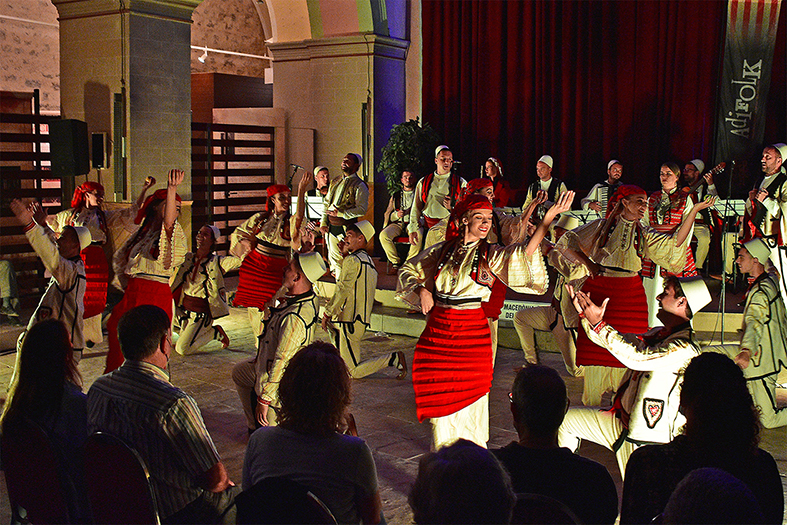 Imatge de l'actuació del Conjunt Nacional Albanès de Macedònia del Nord a l'Església del Roser, dins de la celebració de l'Onze de Setembre a Súria i de les Jornades Folklòriques de Catalunya.