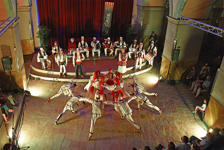 Imatge de l'actuació del Conjunt Nacional Albanès de Macedònia del Nord a l'Església del Roser, dins de la celebració de l'Onze de Setembre a Súria i de les Jornades Folklòriques de Catalunya.