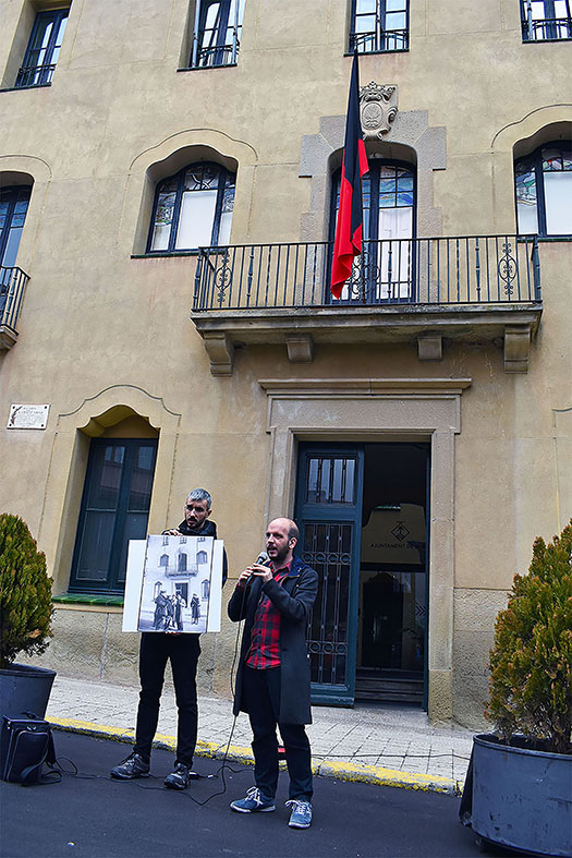 Els comissaris de lâ€™exposiciÃ³ '1932: Tres dies de revolta a SÃºriaâ€™, Jordi AlguÃ© i Marc RubÃ­, davant la Casa de la Vila, dins del recorregut pels indrets destacats de la revolta de 1932.