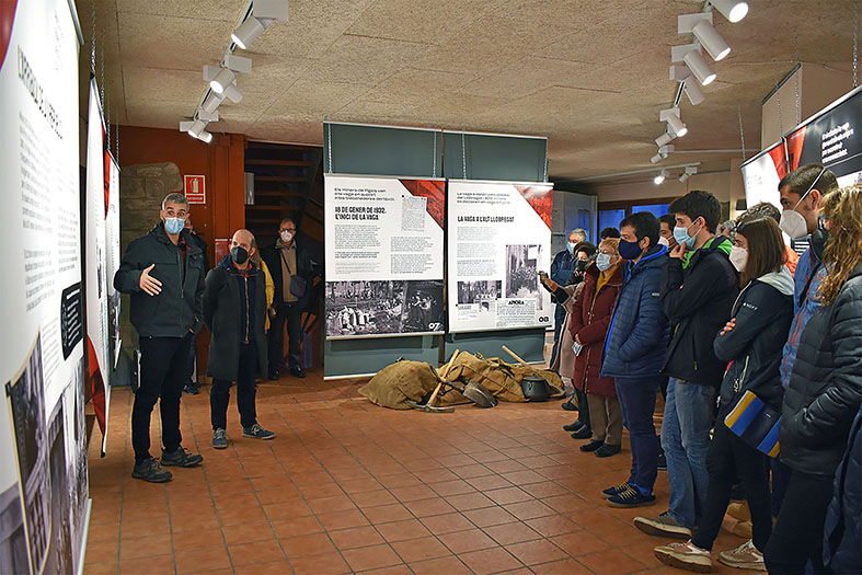 Imatge de la visita guiada a lâ€™exposiciÃ³ '1932: Tres dies de revolta a SÃºriaâ€™, a cÃ rrec dels comissaris de la mostra, Jordi AlguÃ© i Marc RubÃ­.