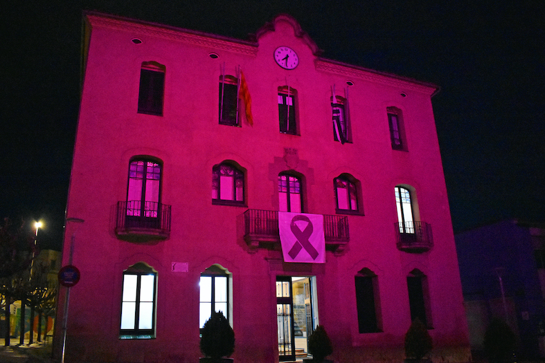 La Casa de la Vila, ilÂ·luminada amb el color simbÃ²lic d'adhesiÃ³ al Dia Internacional de la Dona.
