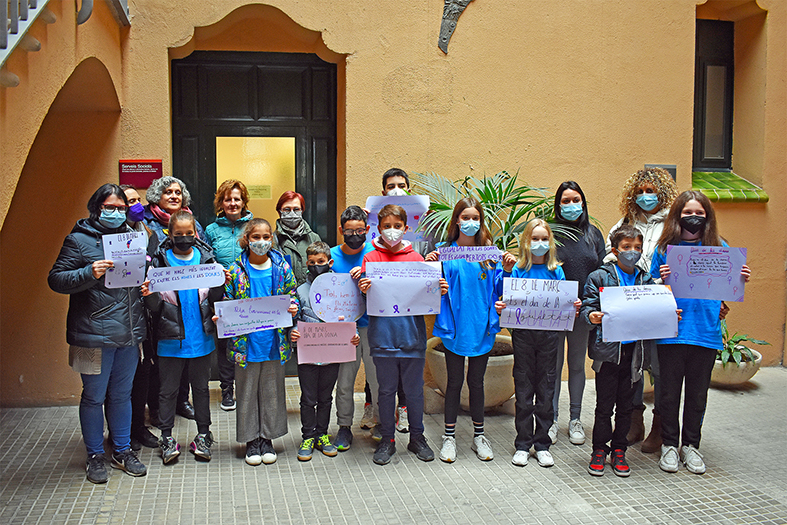 Curs 2021-22 - Representants del Consell Municipal dels Infants i altres persones participants en lâ€™acte central del Dia Internacional de la Dona, celebrat a la Casa de la Vila.