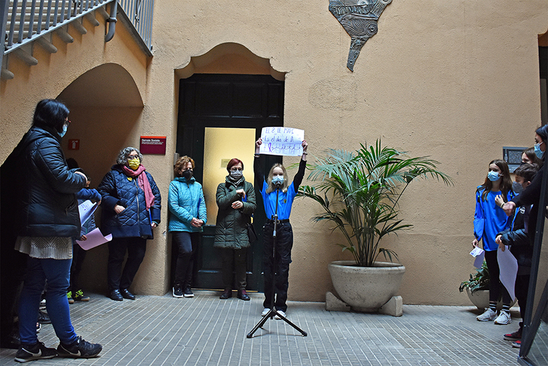 Una representant del Consell Municipal dels Infants mostra una frase sobre el Dia Internacional de la Dona, durant lâ€™acte celebrat a la Casa de la Vila.