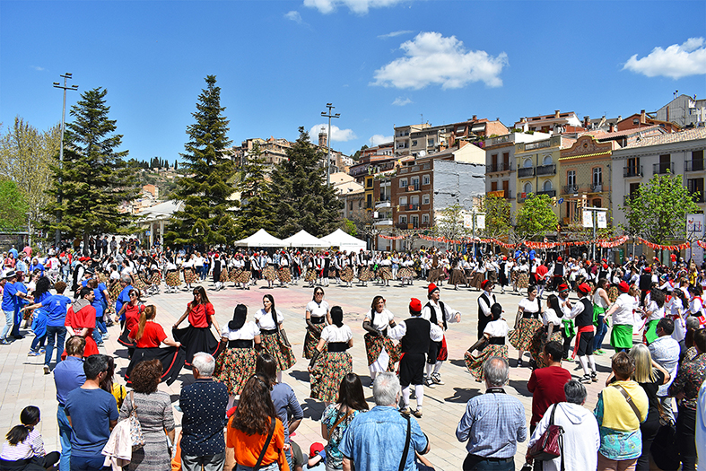Ballada conjunta del Ball de Caramellaires del Cardener a la plaÃ§a de Sant Joan, durant les Caramelles de SÃºria 2022.