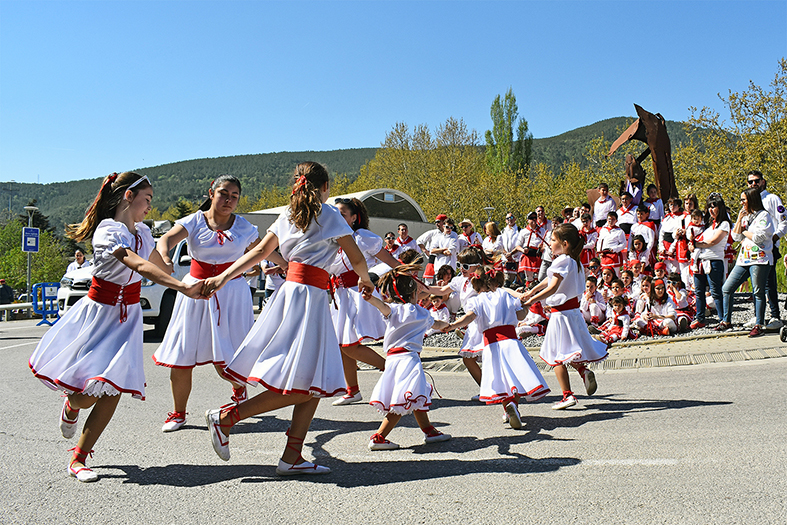 ActuaciÃ³ de la colla Infantil de l'AgrupaciÃ³ Sardanista a la rotonda del monument a la Mineria, durant les Caramelles de SÃºria 2022.