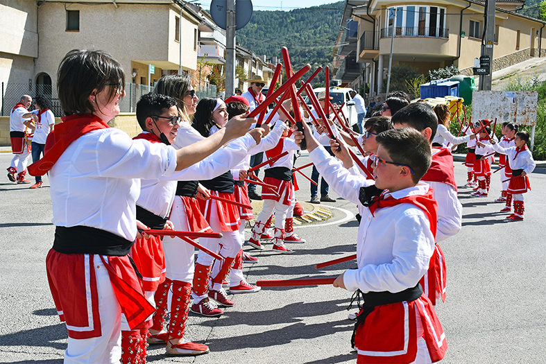 ActuaciÃ³ de la colla Infantil de l'AgrupaciÃ³ Sardanista al barri de Salipota, durant les Caramelles de SÃºria 2022.