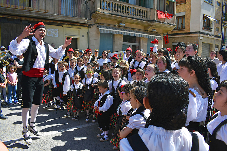 ActuaciÃ³ de la colla Infantil del Foment Cultural al carrer GonzÃ¡lez Solesio, durant les Caramelles de SÃºria 2022.