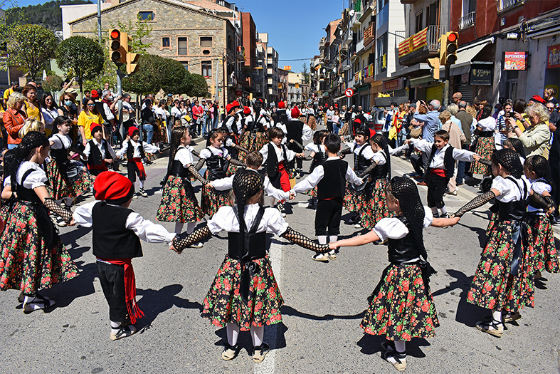 ActuaciÃ³ de la colla Infantil del Foment Cultural al carrer GonzÃ¡lez Solesio, durant les Caramelles de SÃºria 2022.