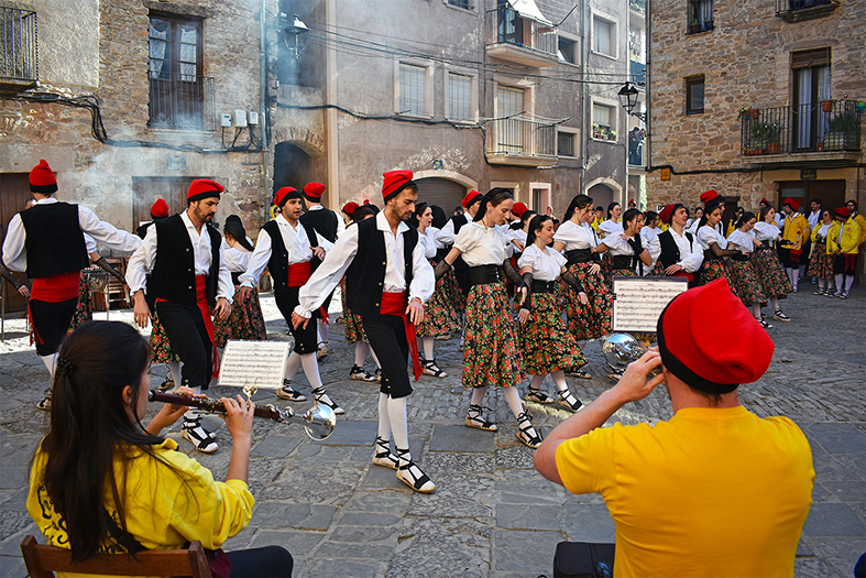 ActuaciÃ³ de la colla Juvenil del Foment Cultural a la plaÃ§a Major del Poble Vell, durant les Caramelles de SÃºria 2022.