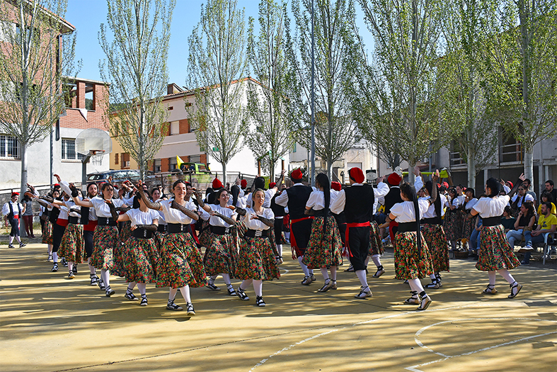 ActuaciÃ³ de la colla Juvenil del Foment Cultural al barri de Fusteret, durant les Caramelles de SÃºria 2022.