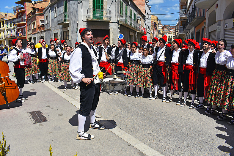 ActuaciÃ³ de la colla Juvenil del Foment Cultural al barri del Rastells, durant les Caramelles de SÃºria 2022.