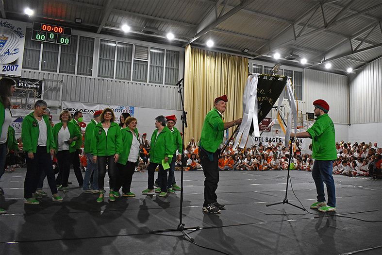 SalutaciÃ³ de l'estendard de la colla de La Llanterna a la Trobada Caramellaire del PavellÃ³, durant les Caramelles de SÃºria 2022.