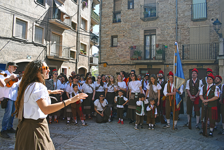 ActuaciÃ³ de la colla del Tro Gros a la plaÃ§a Major de Poble Vell, durant les Caramelles de SÃºria 2022.
