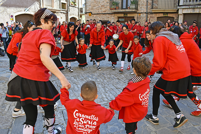 ActuaciÃ³ dels Altatxets a la plaÃ§a Major del Poble Vell, durant les Caramelles de SÃºria 2022.