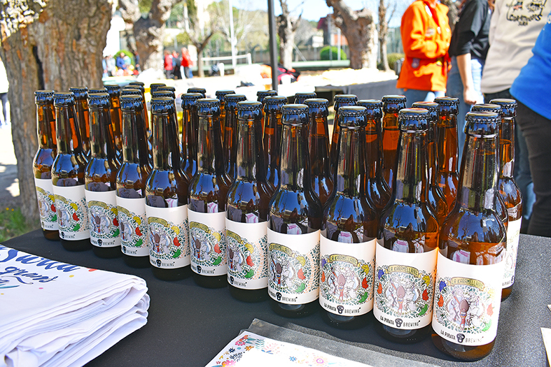 Ampolles de la nova cervesa Karamellaire, presentada durant el vermut musical celebrat al Parc Municipal Macary i Viader.