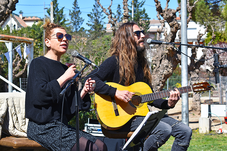 ActuaciÃ³ de La Trup Duet durant el vermut musical de presentaciÃ³ de la nova cervesa Karamellaire al Parc Municipal Macary i Viader.