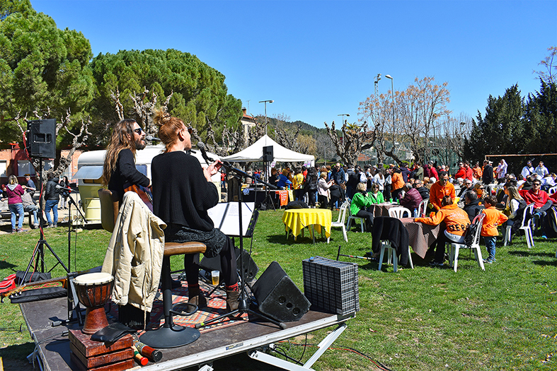 ActuaciÃ³ de La Trup Duet durant el vermut musical de presentaciÃ³ de la nova cervesa Karamellaire al Parc Municipal Macary i Viader.
