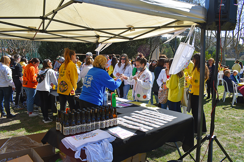 Barra del vermut musical de presentaciÃ³ de la nova cervesa Karamellaire, amb diferents elements de marxandatge, al Parc Municipal Macary i Viader.