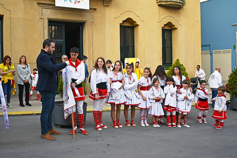 Lâ€™alcalde Albert CoberÃ³ posa la cinta commemorativa de les Caramelles dâ€™enguany a lâ€™estendard de les colles dels Grans i Infantil de lâ€™AgrupaciÃ³ Sardanista, durant lâ€™acte dâ€™inici de la festa.