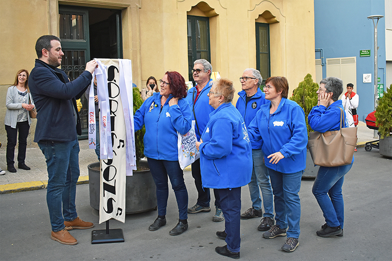 Lâ€™alcalde Albert CoberÃ³ posa la cinta commemorativa de les Caramelles dâ€™enguany a lâ€™estendard de la colla de la Coral SÃ²rissons, durant lâ€™acte dâ€™inici de la festa.