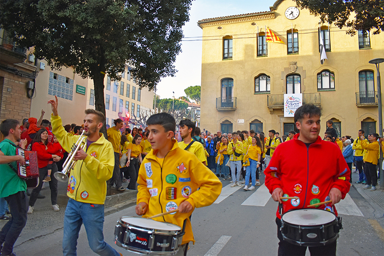 Inici de la cercavila dâ€™inici de les Caramelles de SÃºria, a la seva sortida des de la Casa de la Vila.