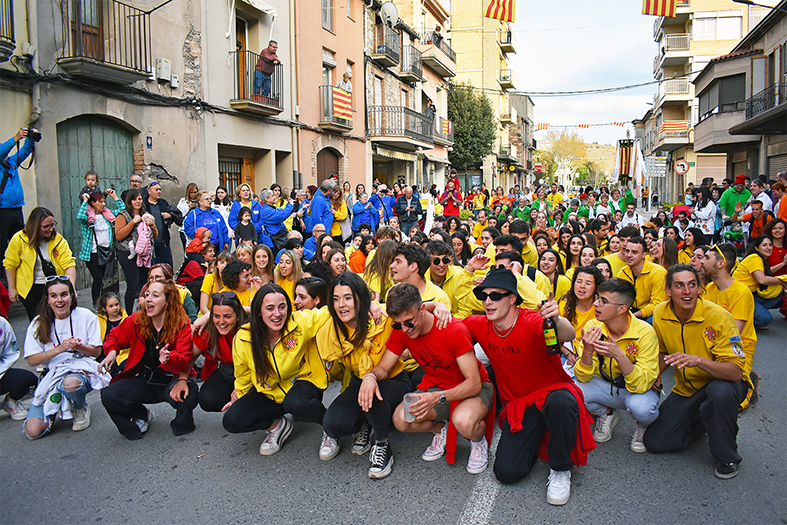 Imatge de la cercavila dâ€™inici de les Caramelles de SÃºria, al seu pas pel centre de la vila.
