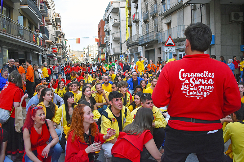 Imatge de la cercavila dâ€™inici de les Caramelles de SÃºria, al seu pas pel centre de la vila.