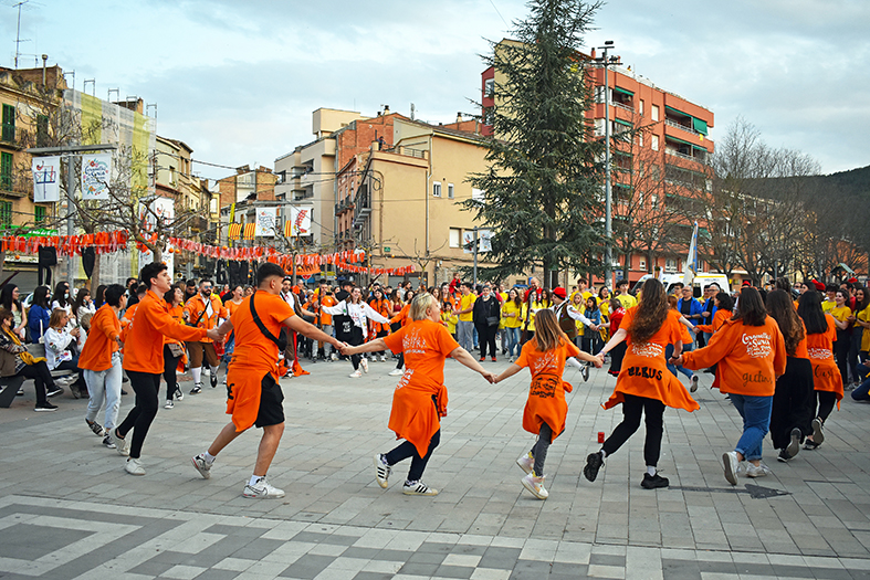 Imatge de la cercavila dâ€™inici de les Caramelles de SÃºria, al seu pas per la plaÃ§a de Sant Joan.