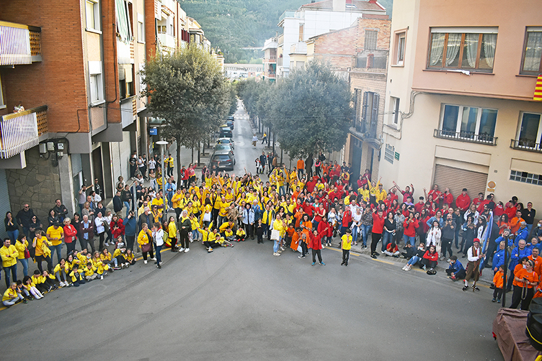 Caramellaires assistents a lâ€™acte dâ€™inici de les Caramelles de SÃºria, al davant de la Casa de la Vila.
