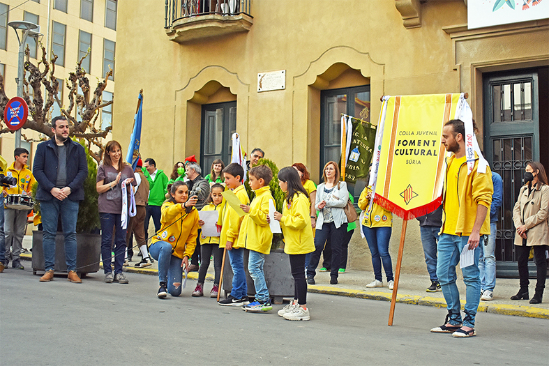 Parlament de les colles Infantil i Juvenil del Foment Cultural durant lâ€™acte dâ€™inici de les Caramelles de SÃºria, al davant de la Casa de la Vila.