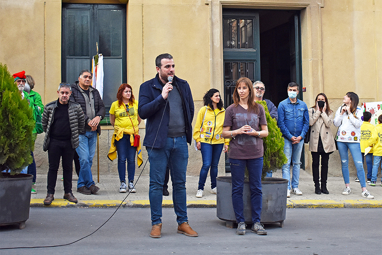 Lâ€™alcalde Albert CoberÃ³ parla durant lâ€™acte dâ€™inici de les Caramelles de SÃºria, al costat de la regidora de Festes, Alba Santamaria, davant la Casa de la Vila.