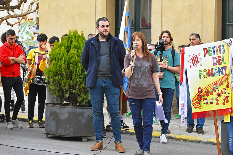 La regidora de Festes, Alba Santamaria, parla durant lâ€™acte dâ€™inici de les Caramelles de SÃºria, al costat de lâ€™alcalde Albert CoberÃ³.