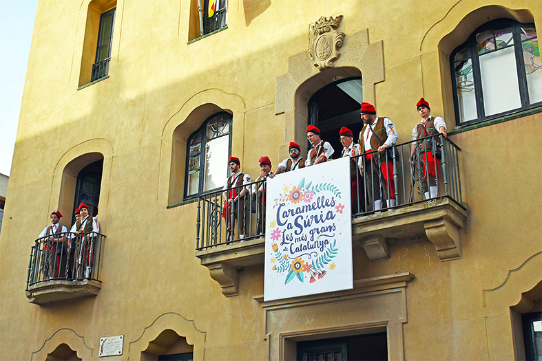 Grup de trabucaires del Tro Gros als balcons de la Casa de la Vila, durant lâ€™acte dâ€™inici de les Caramelles de SÃºria.