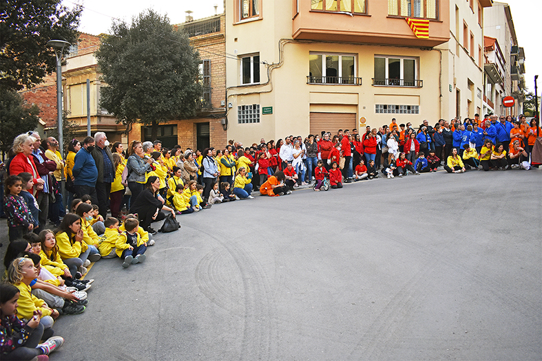 Imatge parcial de les persones assistents a lâ€™acte dâ€™inici de les Caramelles de SÃºria, al davant de la Casa de la Vila.